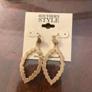 Cute!!! Dangle gold earrings